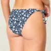 Bas de bikini audacieux avec bordure style crochet et liens sur les côtés