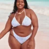 Bas de bikini effronté à jambes hautes et style crochet
