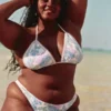 Bas de bikini effronté à jambes hautes et style crochet