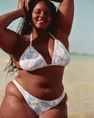Bas de bikini effronté à jambes hautes et style crochet