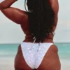 Bas de bikini effronté à jambes hautes et style crochet