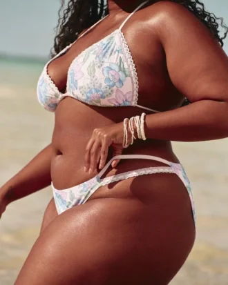 Bas de bikini effronté à jambes hautes et style crochet