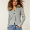 Cardigan à capuche et bordure en fausse fourrure Cardigan à capuche et bordure en fausse fourrure