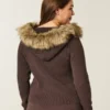 Cardigan à capuche et bordure en fausse fourrure Cardigan à capuche et bordure en fausse fourrure