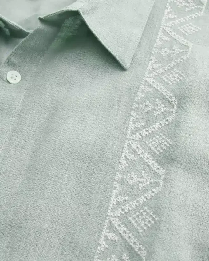 Chemise courte à manches courtes et broderies Chemise courte à manches courtes et broderies