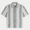 Chemise courte à manches courtes et rayures texturées Chemise courte à manches courtes et rayures texturées
