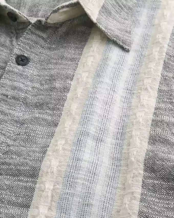 Chemise courte à manches courtes et rayures texturées Chemise courte à manches courtes et rayures texturées
