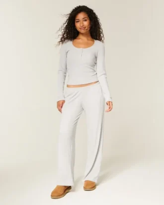 Ensemble confortable composé d&rsquo;un t-shirt à col henley côtelé et d&rsquo;un pantalon large