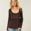 Haut babydoll à manches longues et col Henley Haut babydoll à manches longues et col Henley
