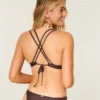 Haut de bikini à armatures et bretelles croisées dans le dos, orné de coquillages Haut de bikini à armatures et bretelles croisées dans le dos, orné de coquillages