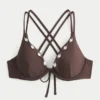 Haut de bikini à armatures et bretelles croisées dans le dos, orné de coquillages Haut de bikini à armatures et bretelles croisées dans le dos, orné de coquillages