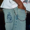Jean baggy skater délavé clair avec broderie en forme de dés
