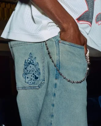 Jean baggy skater délavé clair avec broderie en forme de dés