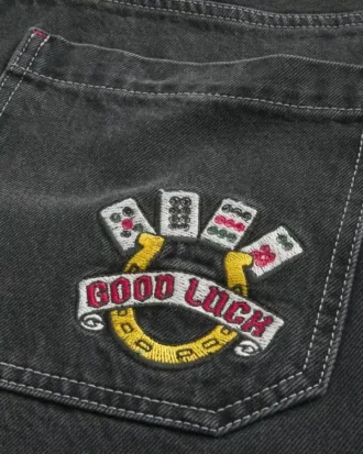 Jean baggy skater noir délavé avec broderie Good Luck