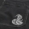 Jean baggy skater noir délavé à motif serpent Jean baggy skater noir délavé à motif serpent