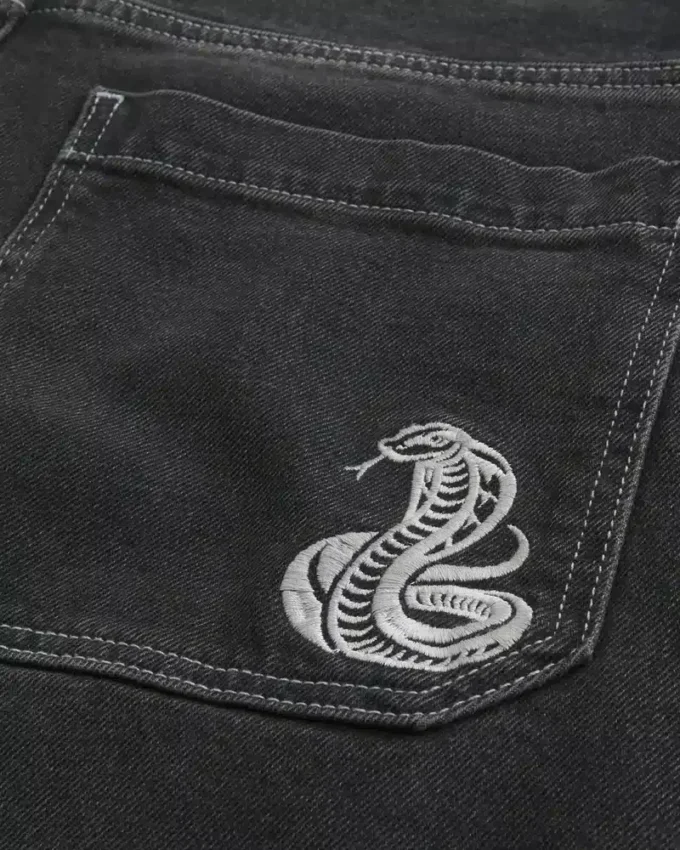 Jean baggy skater noir délavé à motif serpent Jean baggy skater noir délavé à motif serpent