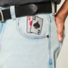 Jean baggy skateur délavé clair avec motif cartes à jouer Jean baggy skateur délavé clair avec motif cartes à jouer