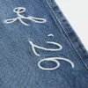 Jean baggy taille basse délavé foncé avec broderie « Class of ’26 » Jean baggy taille basse délavé foncé avec broderie « Class of ’26 »