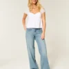 Jean baggy taille basse délavé moyen avec motif papillon Jean baggy taille basse délavé moyen avec motif papillon