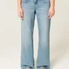 Jean baggy taille basse délavé moyen avec motif papillon Jean baggy taille basse délavé moyen avec motif papillon