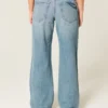 Jean baggy taille basse délavé moyen avec motif papillon Jean baggy taille basse délavé moyen avec motif papillon