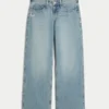 Jean baggy taille basse délavé moyen avec motif papillon Jean baggy taille basse délavé moyen avec motif papillon