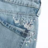 Jean baggy taille basse délavé moyen avec motif papillon Jean baggy taille basse délavé moyen avec motif papillon