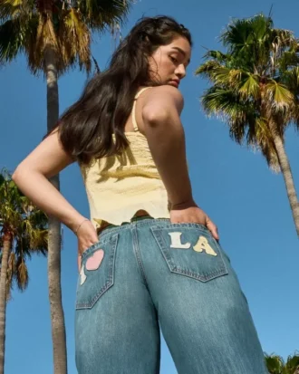 Jean baggy taille basse, délavage moyen, imprimé Los Angeles Jean baggy taille basse, délavage moyen, imprimé Los Angeles