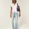 Jean bootcut taille basse, délavage moyen, brodé papillon Jean bootcut taille basse, délavage moyen, brodé papillon