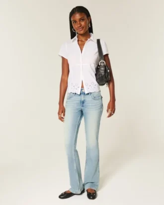 Jean bootcut taille basse, délavage moyen, brodé papillon