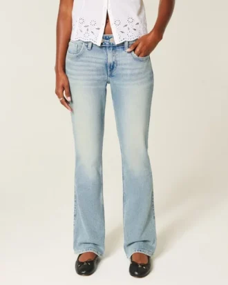 Jean bootcut taille basse, délavage moyen, brodé papillon