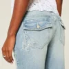 Jean bootcut taille basse, délavage moyen, brodé papillon Jean bootcut taille basse, délavage moyen, brodé papillon