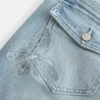 Jean bootcut taille basse, délavage moyen, brodé papillon Jean bootcut taille basse, délavage moyen, brodé papillon