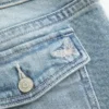 Jean bootcut taille basse, délavage moyen, brodé papillon Jean bootcut taille basse, délavage moyen, brodé papillon