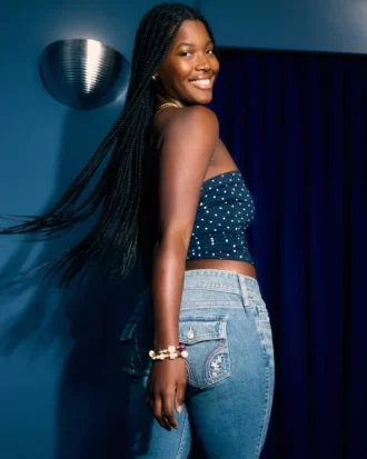 Jean bootcut taille basse, délavage moyen, broderies florales Jean bootcut taille basse, délavage moyen, broderies florales