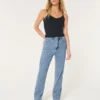 Jean droit taille ultra haute, délavage moyen, style années 90 Jean droit taille ultra haute, délavage moyen, style années 90