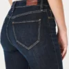 Jean flare taille haute foncé à coupe ajustée Jean flare taille haute foncé à coupe ajustée