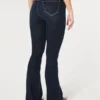 Jean flare taille haute foncé à coupe ajustée Jean flare taille haute foncé à coupe ajustée