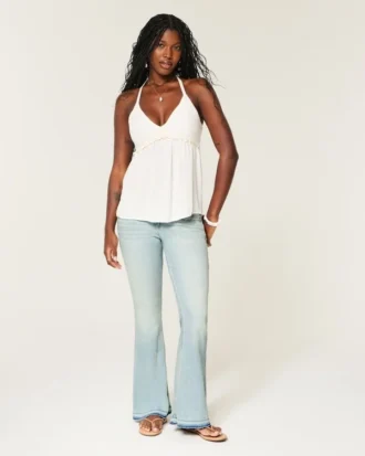Jean flare taille ultra basse, délavage clair, ourlet asymétrique