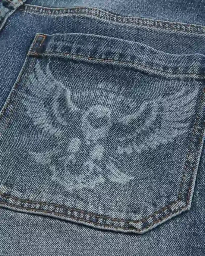 Jean skater ample délavé moyen avec motif aigle Jean skater ample délavé moyen avec motif aigle