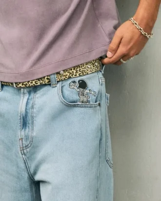 Jean super baggy délavé clair avec motif astronaute