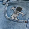 Jean super baggy délavé clair avec motif astronaute Jean super baggy délavé clair avec motif astronaute