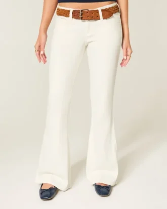 Jean évasé à poche brodée blanc ultra taille basse Jean évasé à poche brodée blanc ultra taille basse