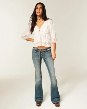 Jean évasé taille ultra basse avec ceinture brodée, délavage moyen Jean évasé taille ultra basse avec ceinture brodée, délavage moyen