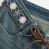 Jean évasé taille ultra basse avec ceinture brodée, délavage moyen Jean évasé taille ultra basse avec ceinture brodée, délavage moyen
