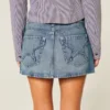 Mini-jupe-short en denim avec poche brodée en forme d’étoile Mini-jupe-short en denim avec poche brodée en forme d’étoile
