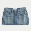 Mini-jupe-short en denim avec poche brodée en forme d’étoile Mini-jupe-short en denim avec poche brodée en forme d’étoile