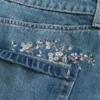 Mini-jupe-short en denim brodé, lavage moyen Mini-jupe-short en denim brodé, lavage moyen