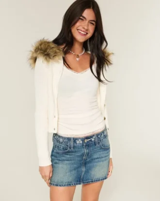 Mini-jupe-short en denim brodé taille basse