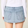Mini-jupe-short en denim délavé clair à clous Mini-jupe-short en denim délavé clair à clous